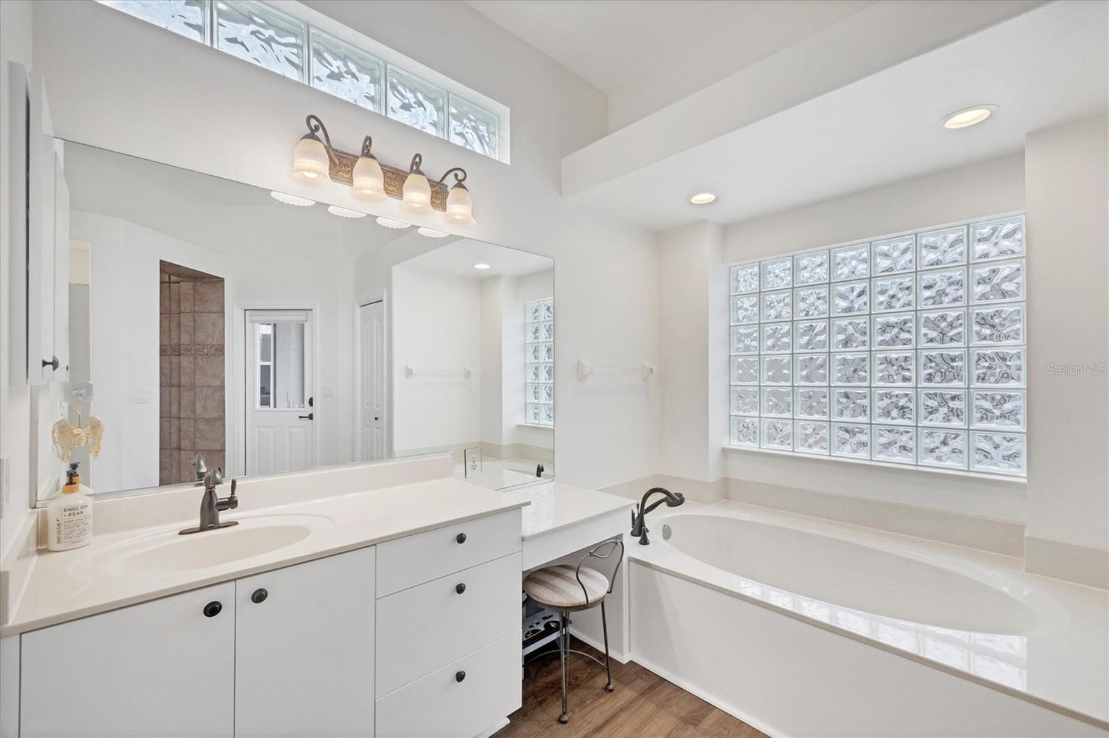 Sarasota, Florida, 34240, United States, 3 Bedrooms Bedrooms, ,3 BathroomsBathrooms,Residential,Active,1871617