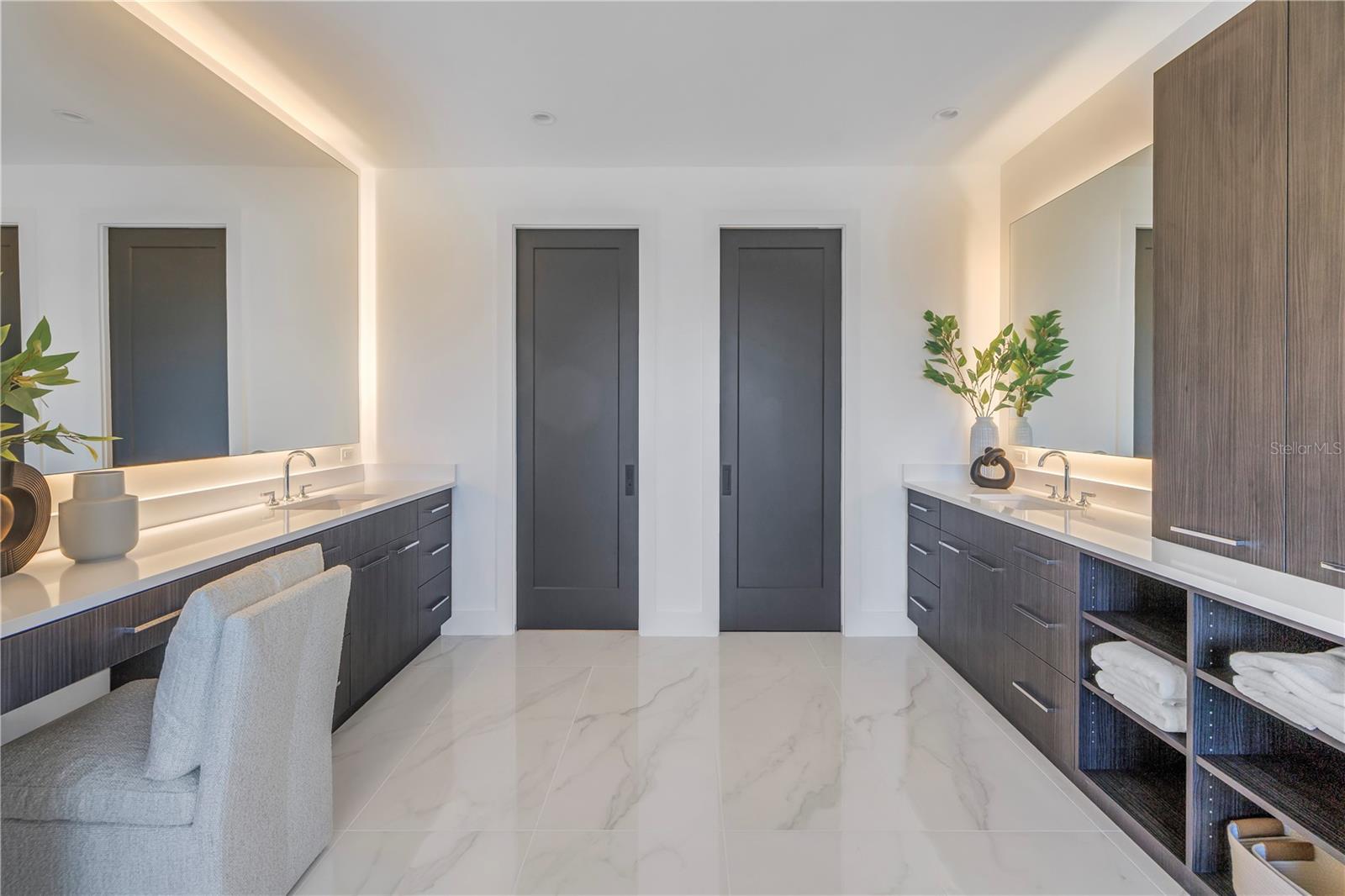 St Petersburg, Florida, 33703, United States, 5 Bedrooms Bedrooms, ,6 BathroomsBathrooms,Residential,Active,1703441
