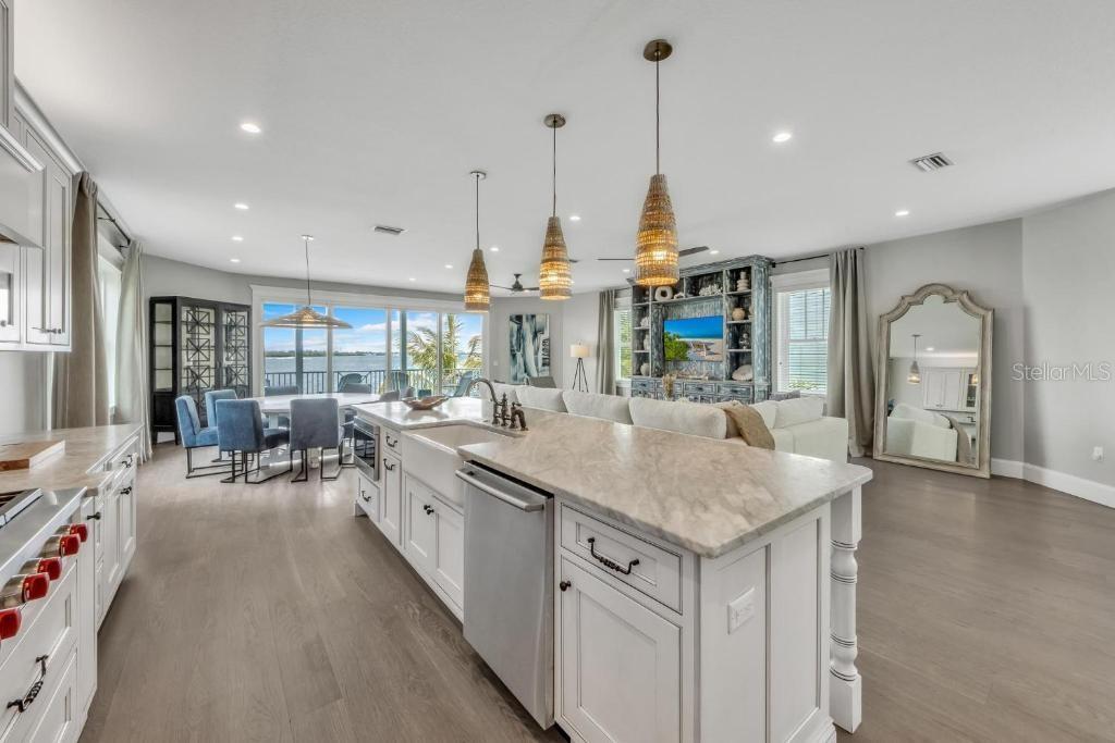 Bradenton Beach, Florida, 34217, United States, 5 Bedrooms Bedrooms, ,6 BathroomsBathrooms,Residential,Active,1908168