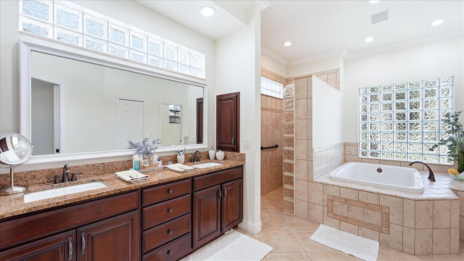 Sarasota, Florida, 34240, United States, 5 Bedrooms Bedrooms, ,4 BathroomsBathrooms,Residential,Active,2051990