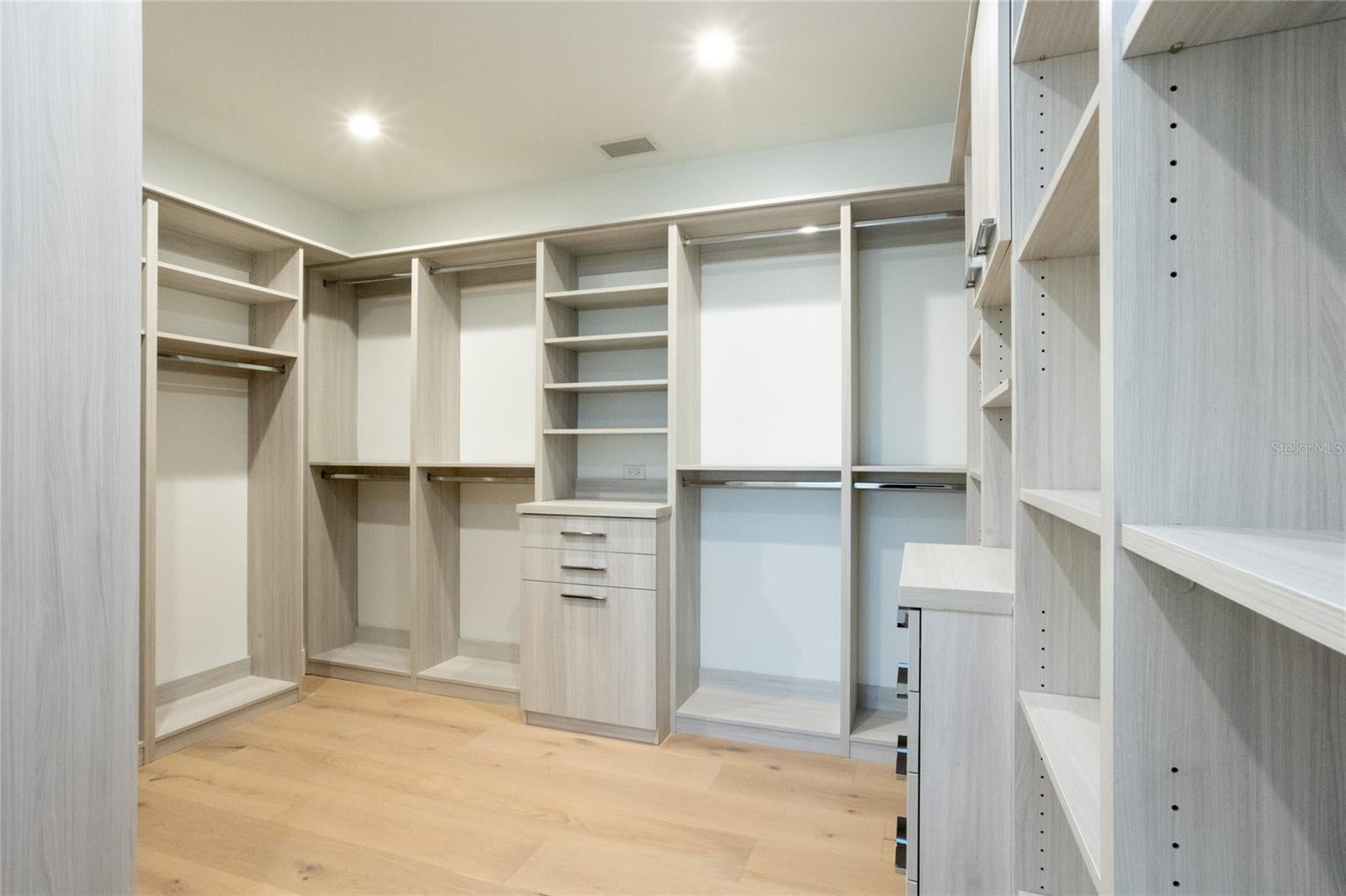 St Petersburg, Florida, 33703, United States, 5 Bedrooms Bedrooms, ,6 BathroomsBathrooms,Residential,Active,1703441