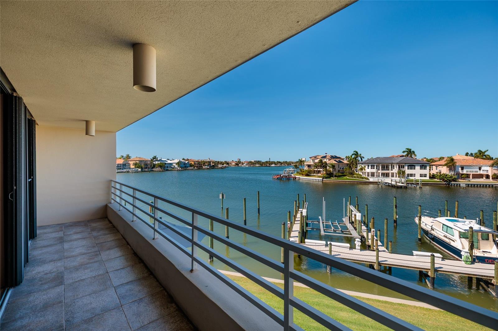 St Petersburg, Florida, 33707, United States, 4 Bedrooms Bedrooms, ,5 BathroomsBathrooms,Residential,Active,1985578