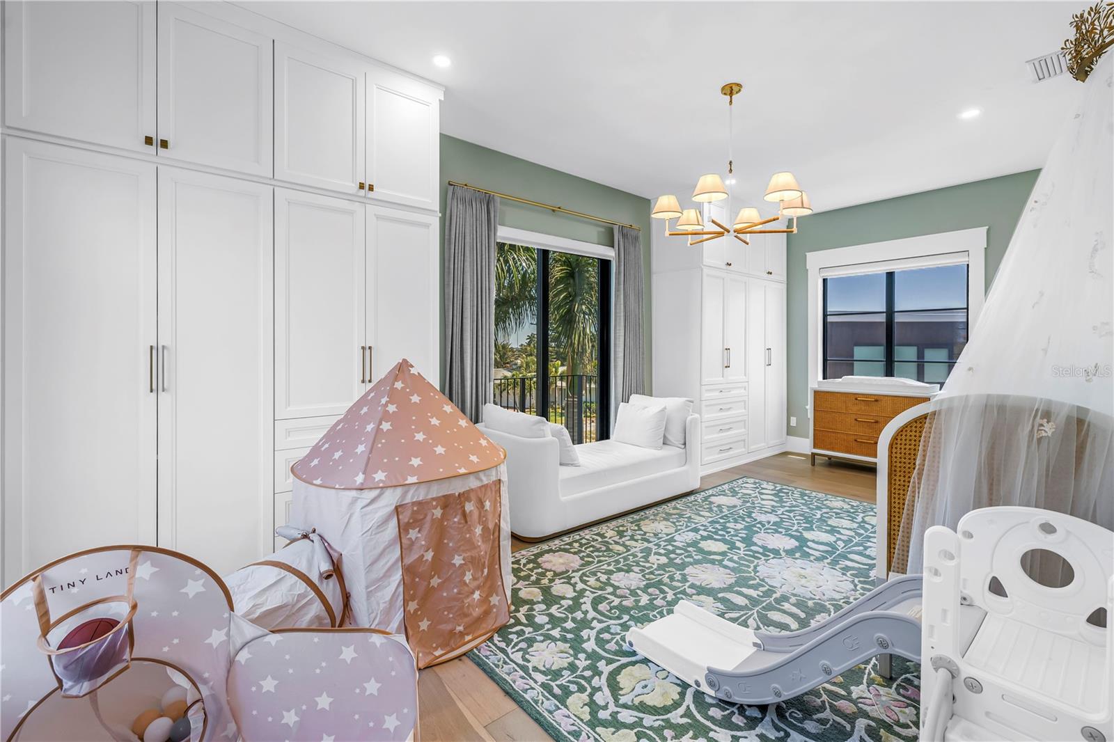 St Petersburg, Florida, 33705, United States, 5 Bedrooms Bedrooms, ,4 BathroomsBathrooms,Residential,Pending,2045504