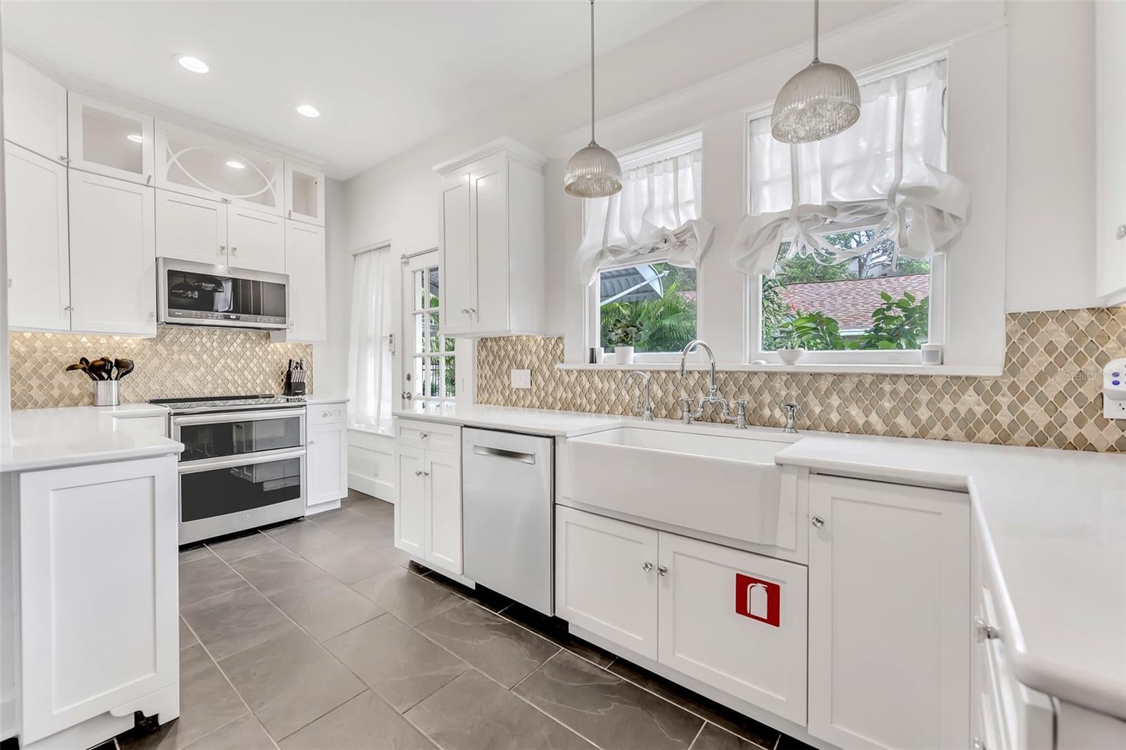 Tampa, Florida, 33606, United States, 4 Bedrooms Bedrooms, ,4 BathroomsBathrooms,Residential,Pending,1987252