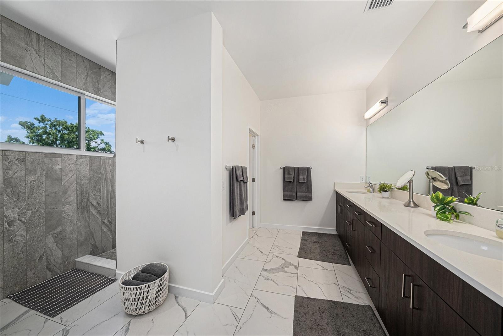 Tampa, Florida, 33629, United States, 4 Bedrooms Bedrooms, ,3 BathroomsBathrooms,Residential,Active,1914639