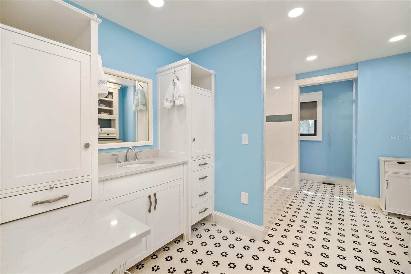 Longboat Key, Florida, 34228, United States, 3 Bedrooms Bedrooms, ,4 BathroomsBathrooms,Residential,Active,1995265