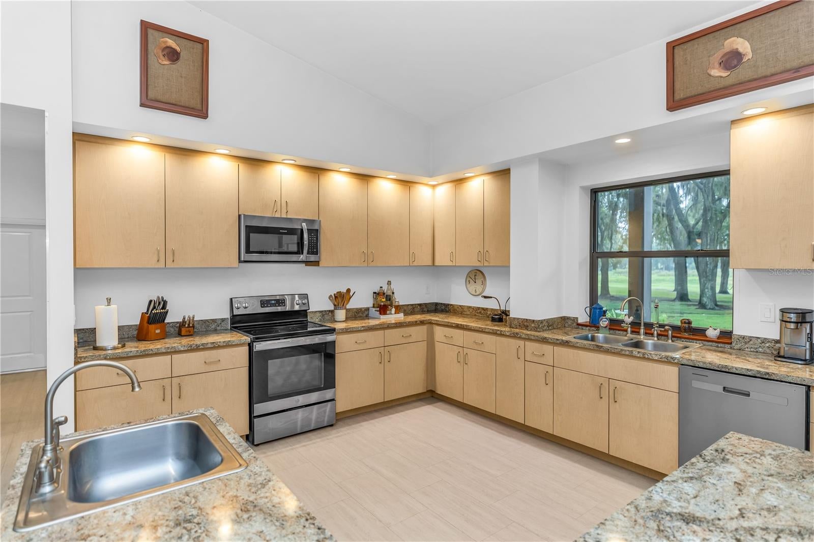 Crystal River, Florida, 34428, United States, 6 Bedrooms Bedrooms, ,5 BathroomsBathrooms,Residential,Active,1945058