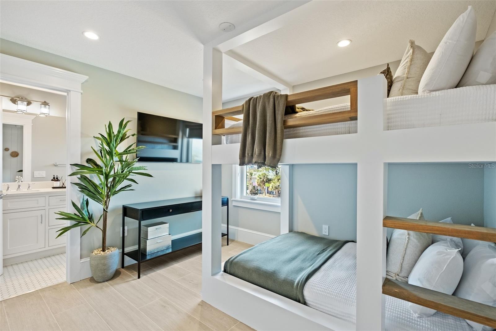 Anna Maria, Florida, 34216, United States, 7 Bedrooms Bedrooms, ,8 BathroomsBathrooms,Residential,Active,1892423