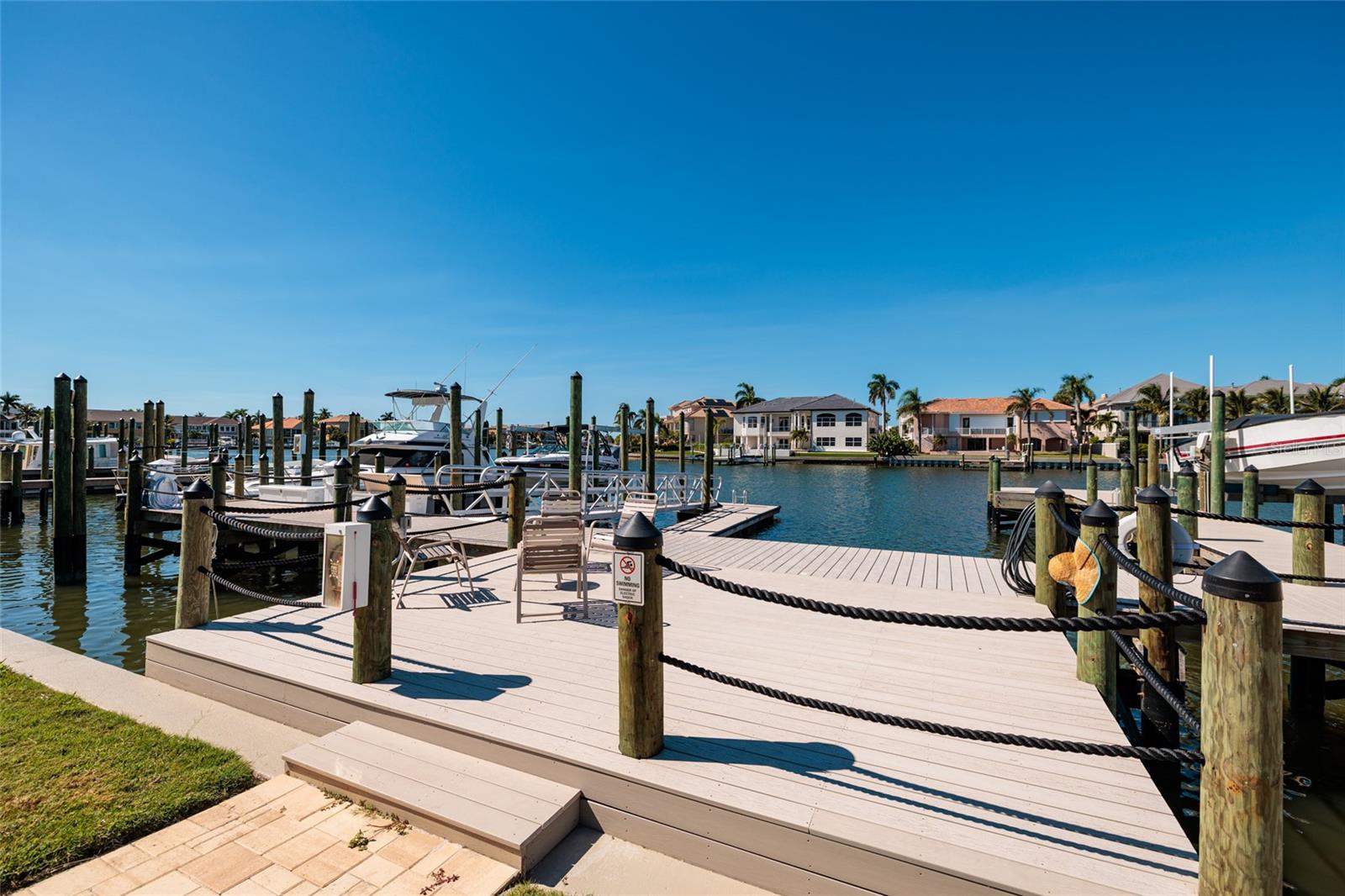 St Petersburg, Florida, 33707, United States, 4 Bedrooms Bedrooms, ,5 BathroomsBathrooms,Residential,Active,1985578