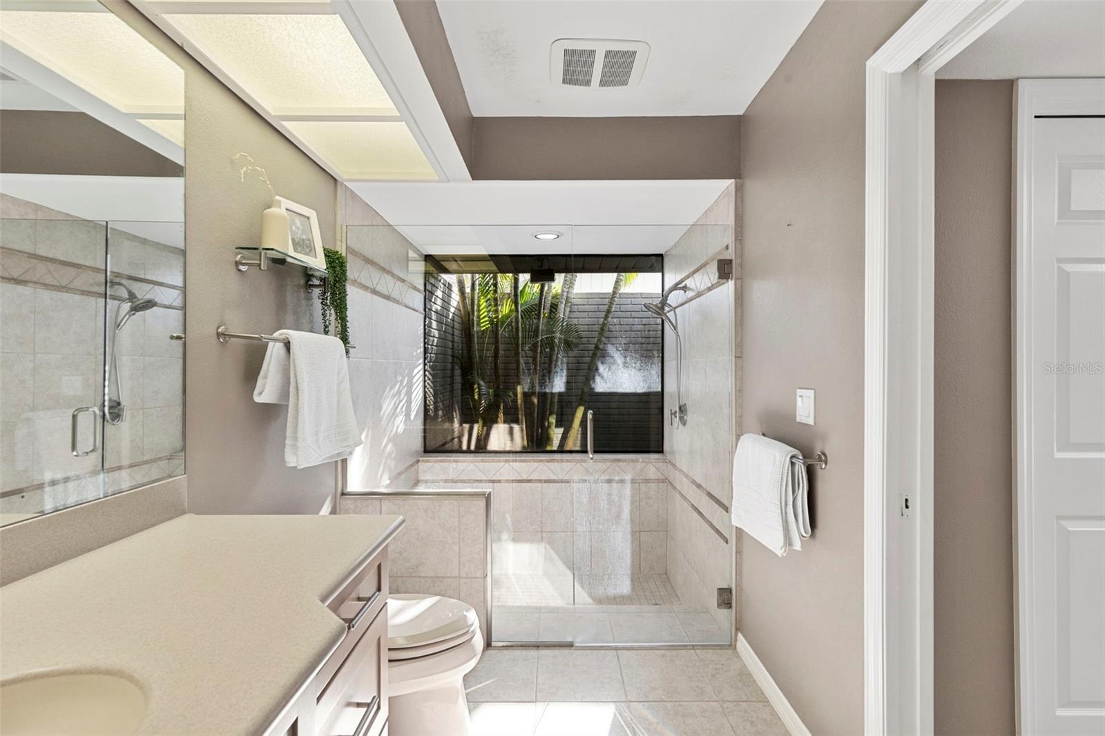 Clearwater, Florida, 33761, United States, 5 Bedrooms Bedrooms, ,3 BathroomsBathrooms,Residential,Active,1953689