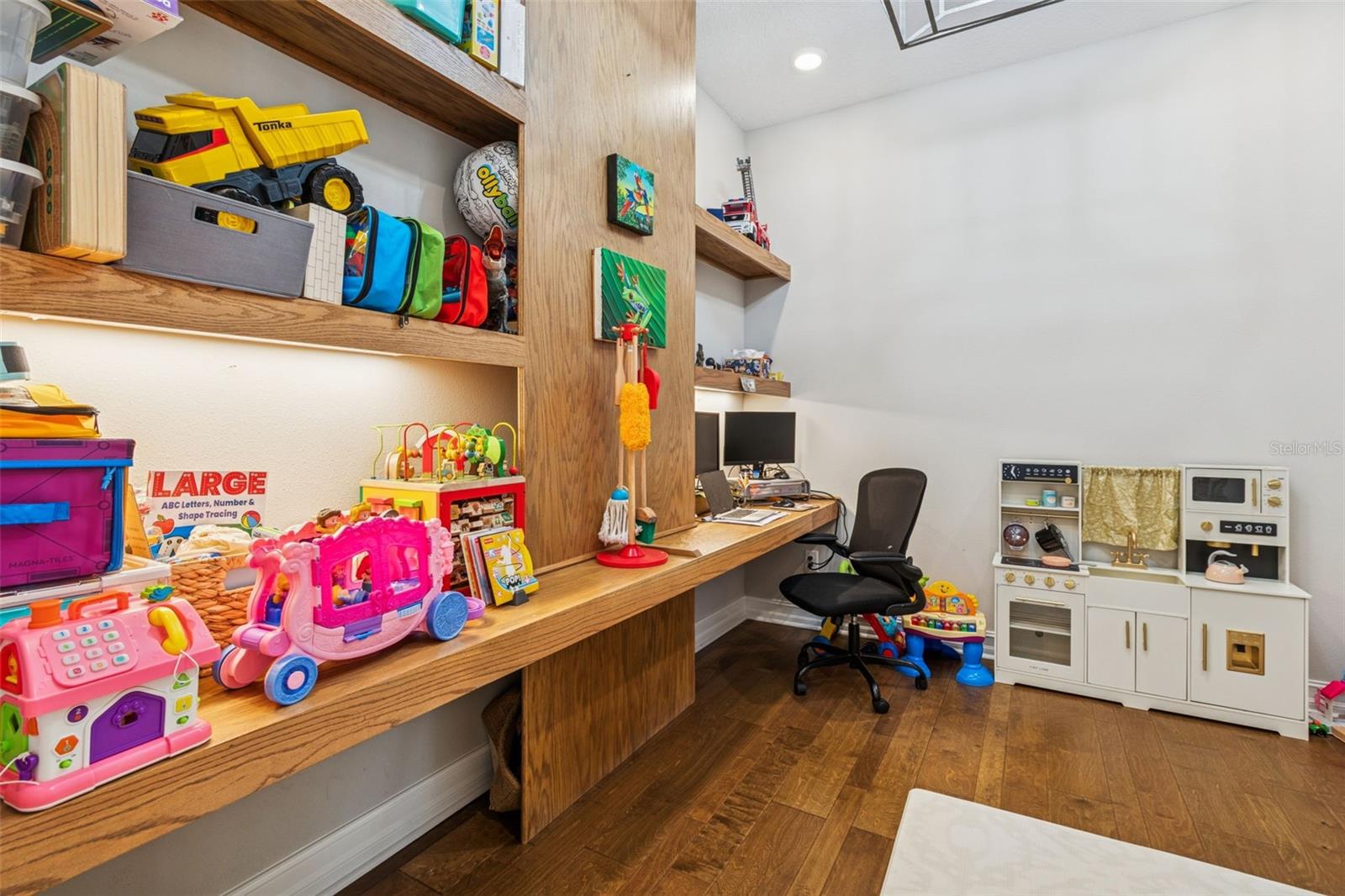 Lutz, Florida, 33559, United States, 4 Bedrooms Bedrooms, ,3 BathroomsBathrooms,Residential,Active,2009815