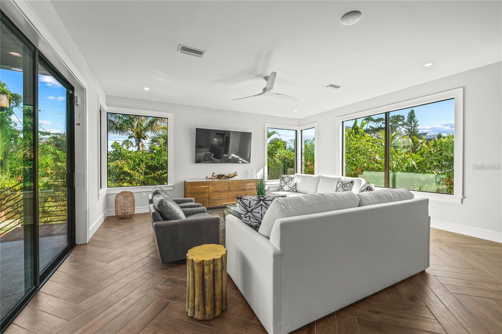 Sarasota, Florida, 34236, United States, 6 Bedrooms Bedrooms, ,8 BathroomsBathrooms,Residential,Active,1773155