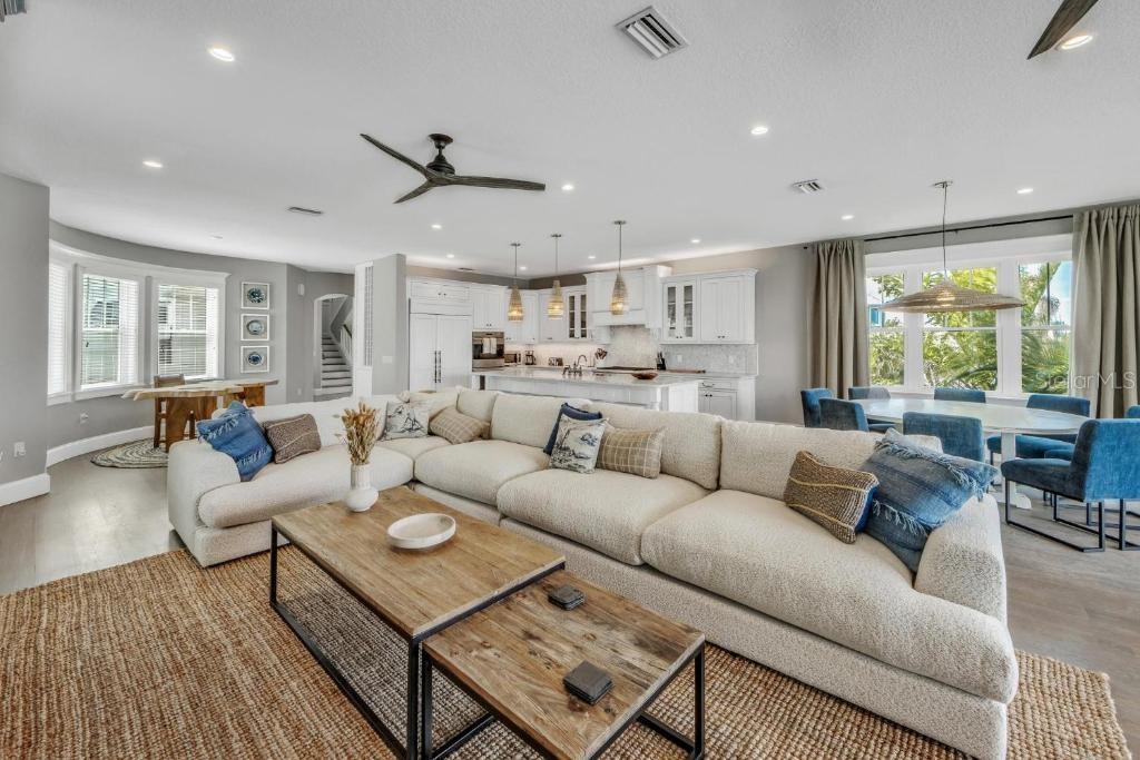 Bradenton Beach, Florida, 34217, United States, 5 Bedrooms Bedrooms, ,6 BathroomsBathrooms,Residential,Active,1908168