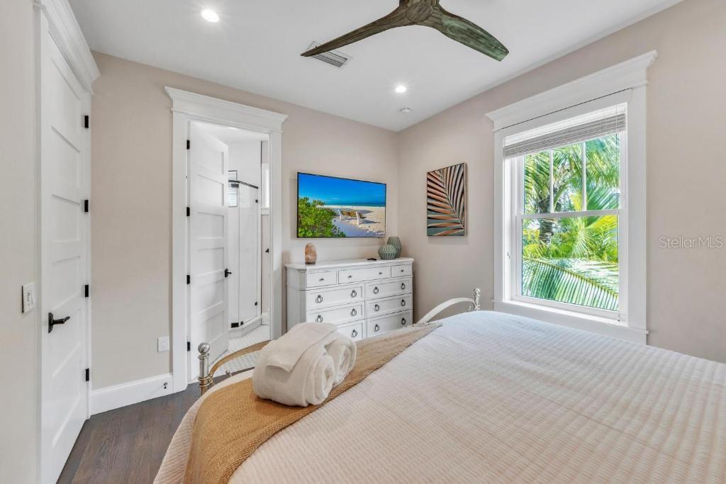 Bradenton Beach, Florida, 34217, United States, 5 Bedrooms Bedrooms, ,6 BathroomsBathrooms,Residential,Active,1908168