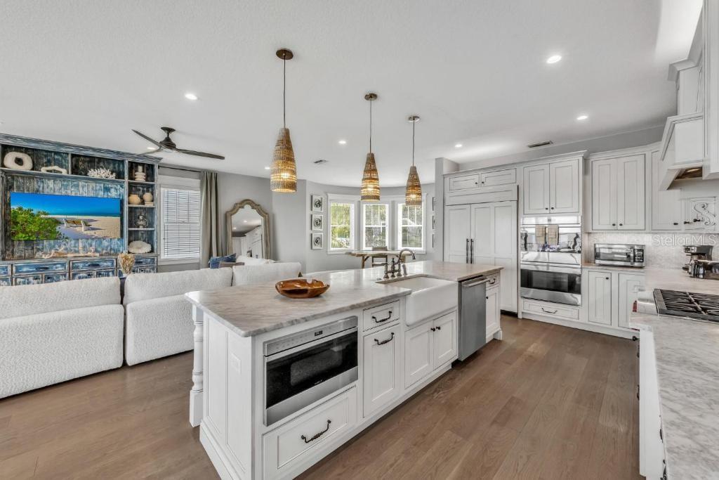 Bradenton Beach, Florida, 34217, United States, 5 Bedrooms Bedrooms, ,6 BathroomsBathrooms,Residential,Active,1908168