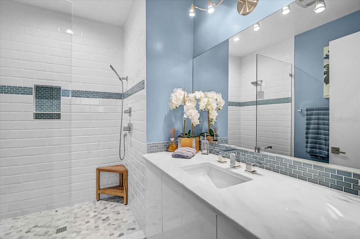 Sarasota, Florida, 34236, United States, 2 Bedrooms Bedrooms, ,4 BathroomsBathrooms,Residential,Active,2044994
