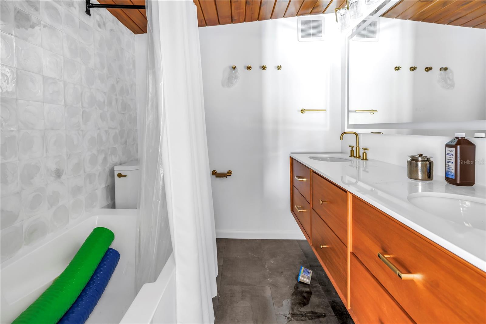 Treasure Island, Florida, 33706, United States, ,4 BathroomsBathrooms,Residential,Active,1808105