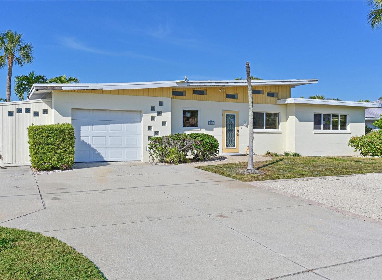Holmes Beach, Florida, 34217, United States, 2 Bedrooms Bedrooms, ,2 BathroomsBathrooms,Residential,Pending,2045560