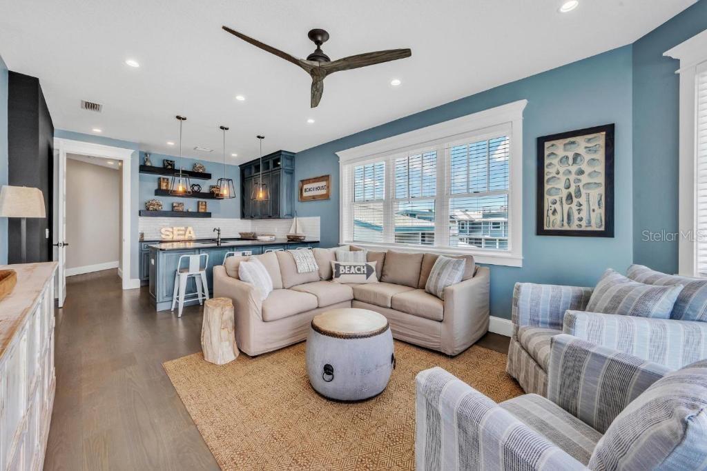 Bradenton Beach, Florida, 34217, United States, 5 Bedrooms Bedrooms, ,6 BathroomsBathrooms,Residential,Active,1908168