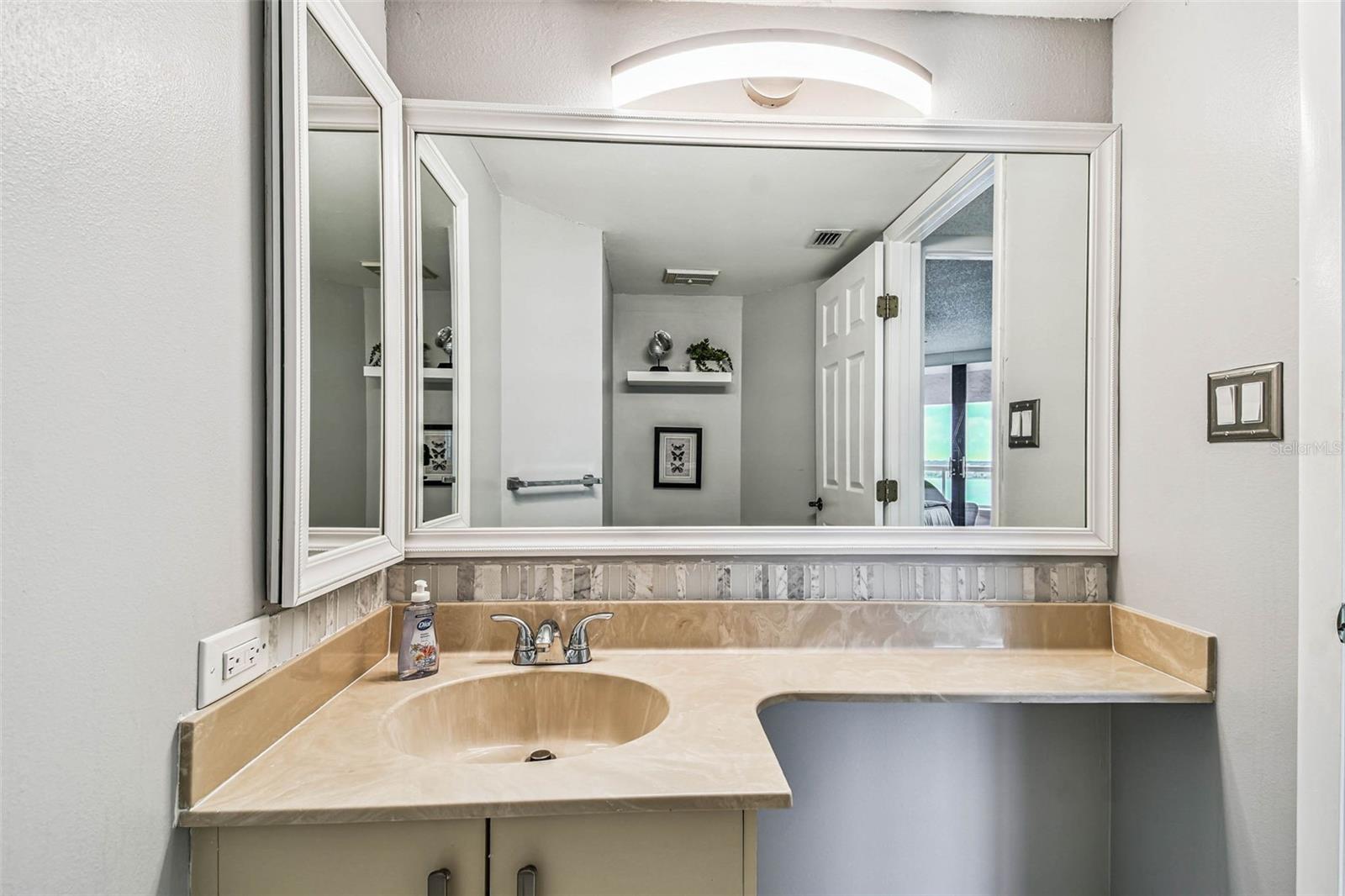 Clearwater Beach, Florida, 33767, United States, 2 Bedrooms Bedrooms, ,3 BathroomsBathrooms,Residential,Active,1919072