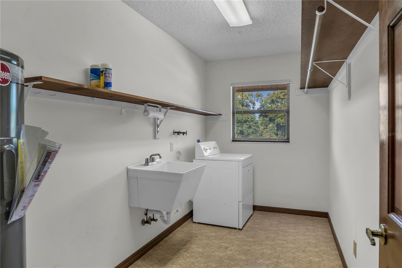 Oakland, Florida, 34787, United States, 4 Bedrooms Bedrooms, ,2 BathroomsBathrooms,Residential,Active,1990636