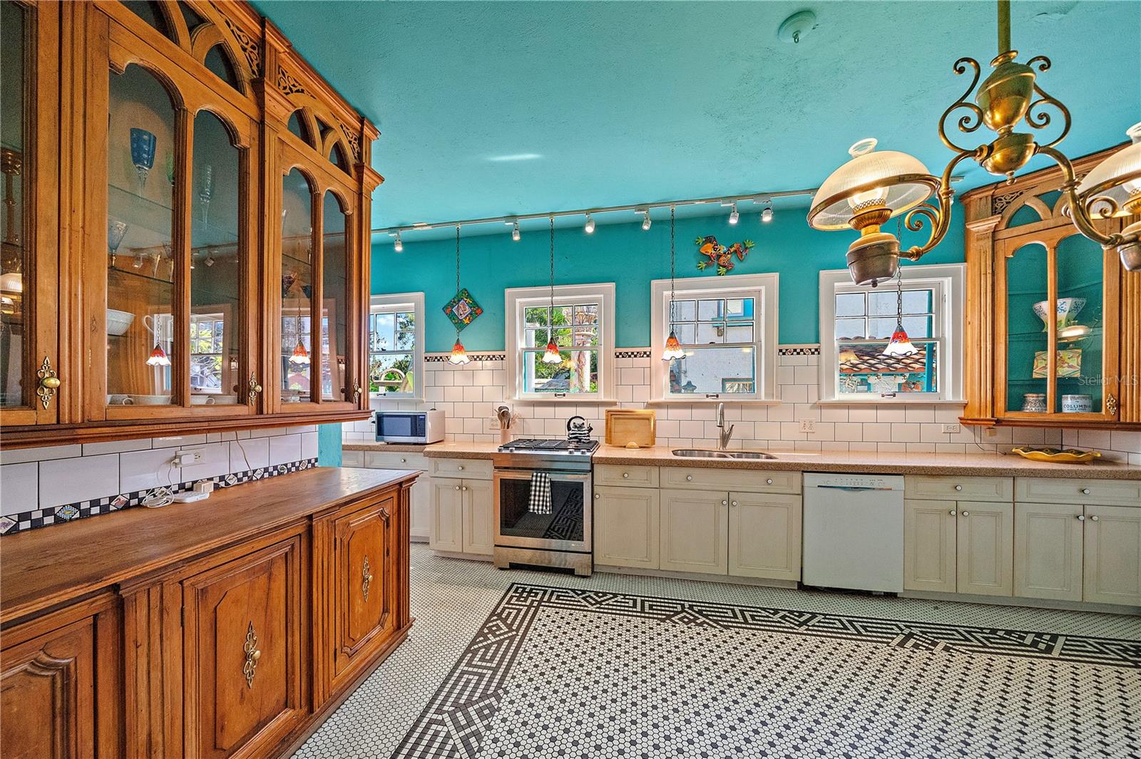 Sarasota, Florida, 34234, United States, 6 Bedrooms Bedrooms, ,5 BathroomsBathrooms,Residential,Active,2002321