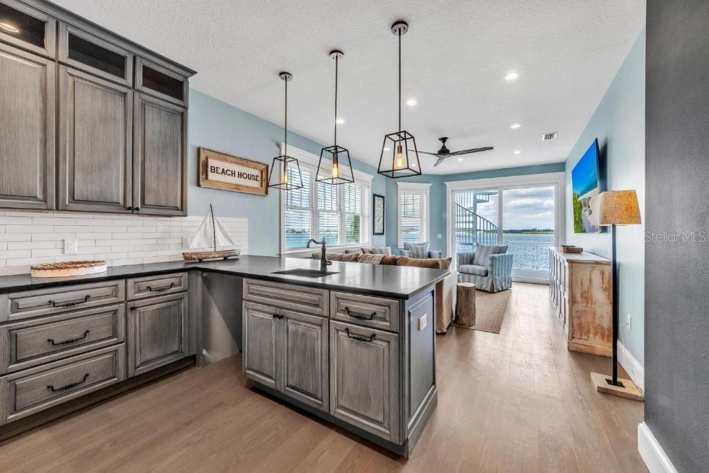 Bradenton Beach, Florida, 34217, United States, 5 Bedrooms Bedrooms, ,6 BathroomsBathrooms,Residential,Active,1908168