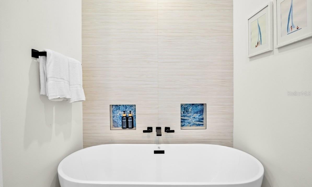 Bradenton Beach, Florida, 34217, United States, 7 Bedrooms Bedrooms, ,8 BathroomsBathrooms,Residential,Active,1929473