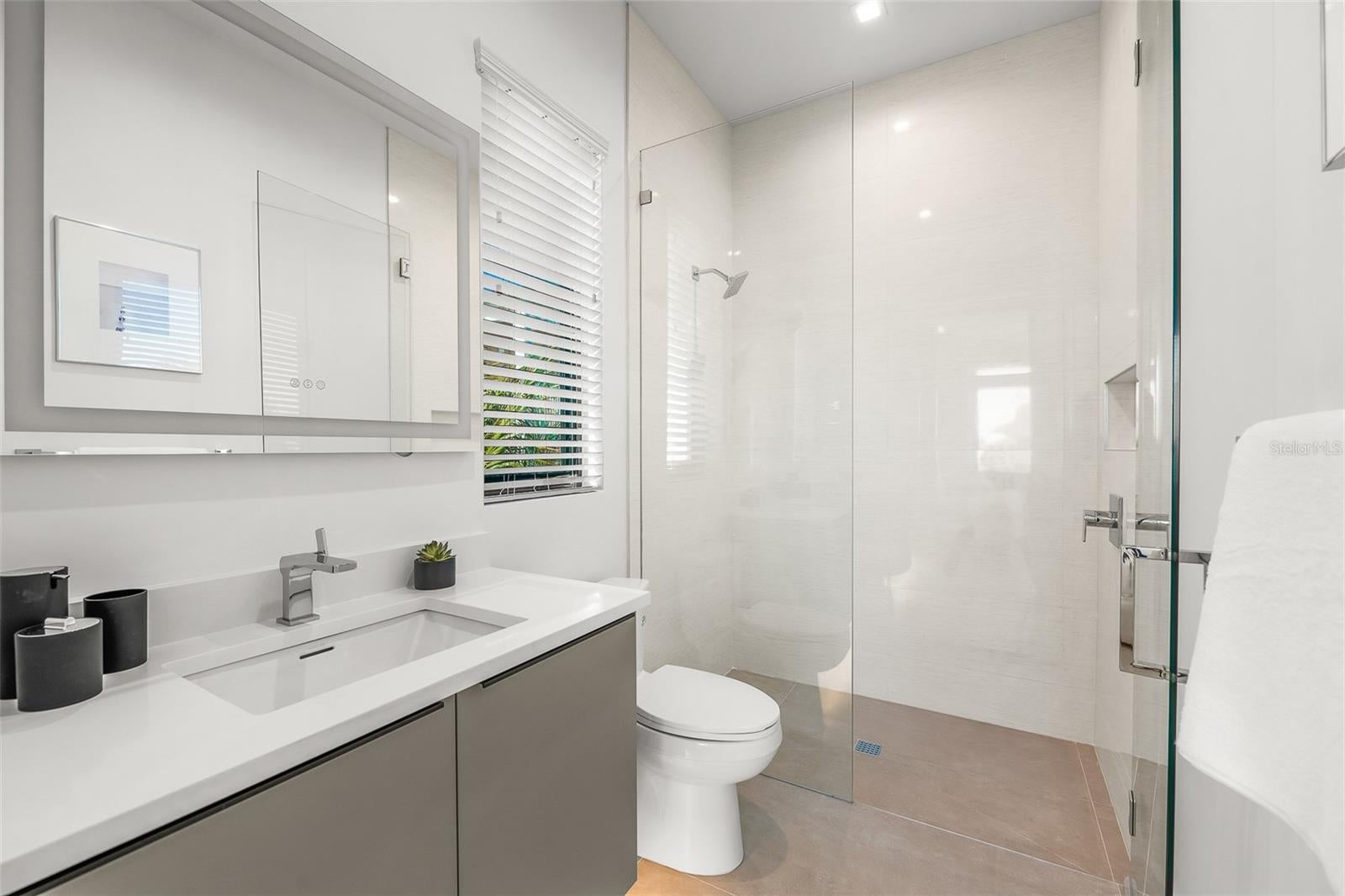 Bradenton Beach, Florida, 34217, United States, ,6 BathroomsBathrooms,Residential,Active,1829944
