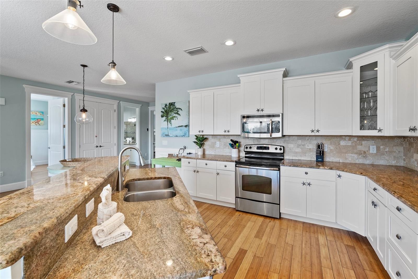 Holmes Beach, Florida, 34217, United States, 6 Bedrooms Bedrooms, ,5 BathroomsBathrooms,Residential,Active,1987273