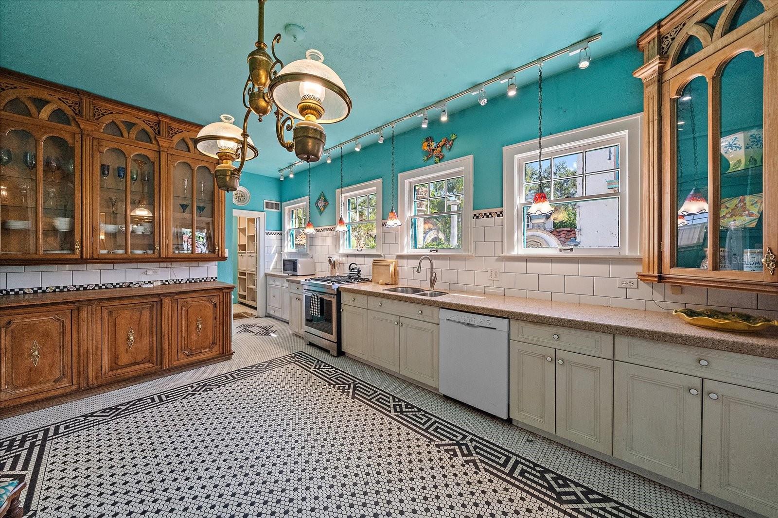 Sarasota, Florida, 34234, United States, 6 Bedrooms Bedrooms, ,5 BathroomsBathrooms,Residential,Active,2002321