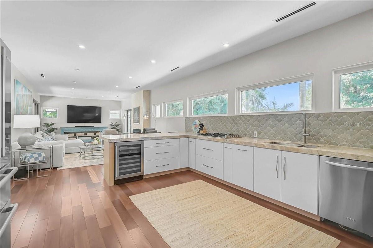 Sarasota, Florida, 34236, United States, 2 Bedrooms Bedrooms, ,4 BathroomsBathrooms,Residential,Active,2044994