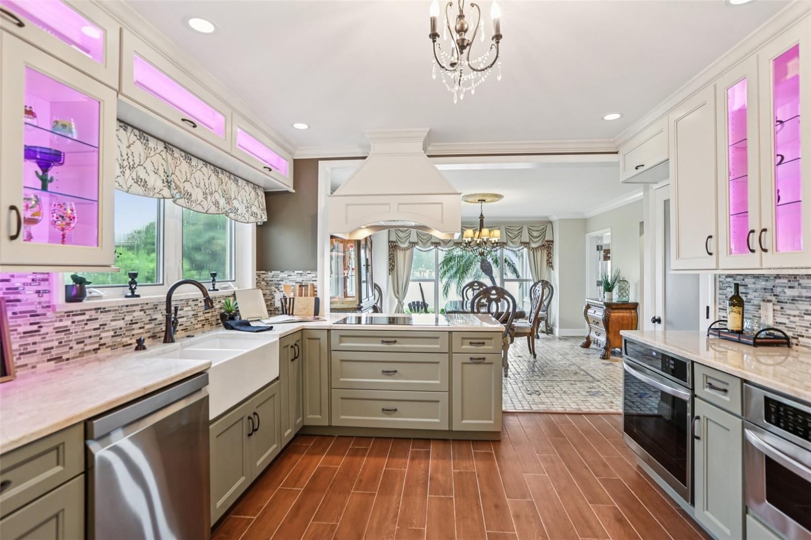 St Petersburg, Florida, 33705, United States, 4 Bedrooms Bedrooms, ,4 BathroomsBathrooms,Residential,Active,1927682