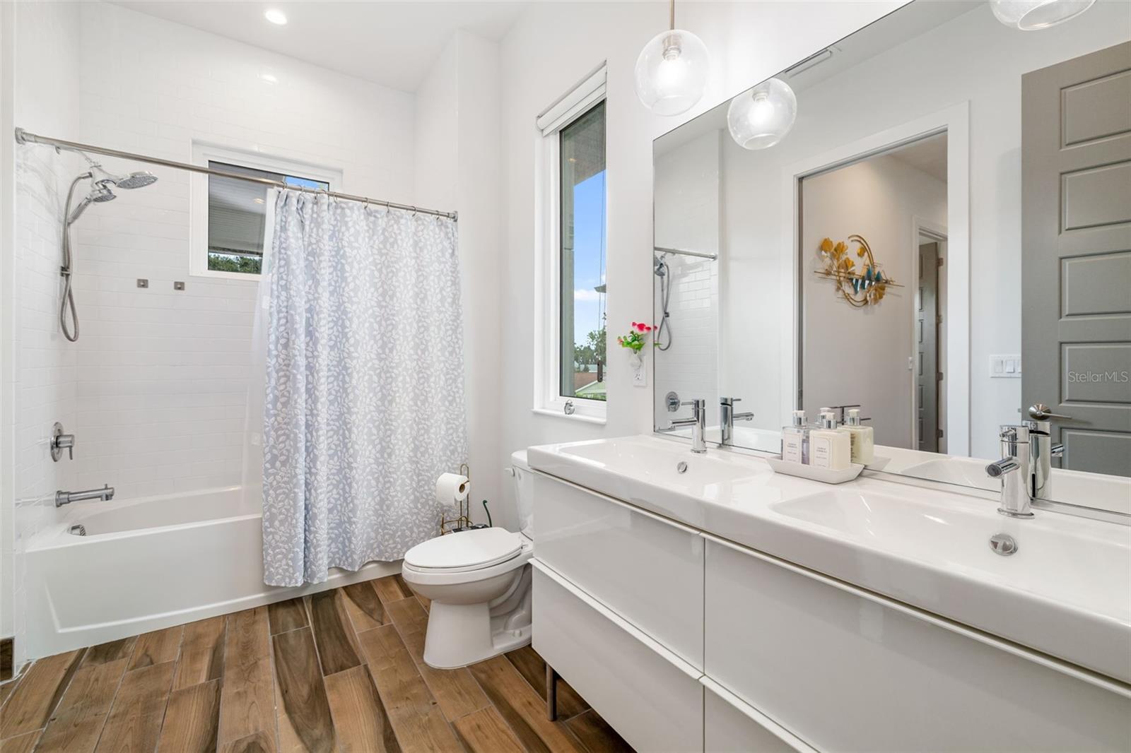 Sarasota, Florida, 34231, United States, 4 Bedrooms Bedrooms, ,3 BathroomsBathrooms,Residential,Active,1922484