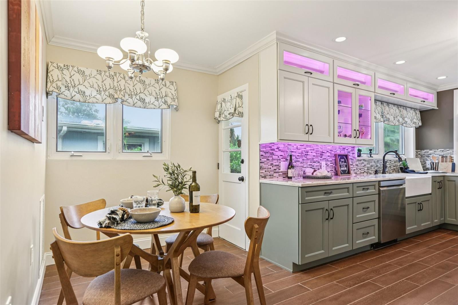 St Petersburg, Florida, 33705, United States, 4 Bedrooms Bedrooms, ,4 BathroomsBathrooms,Residential,Active,1927682