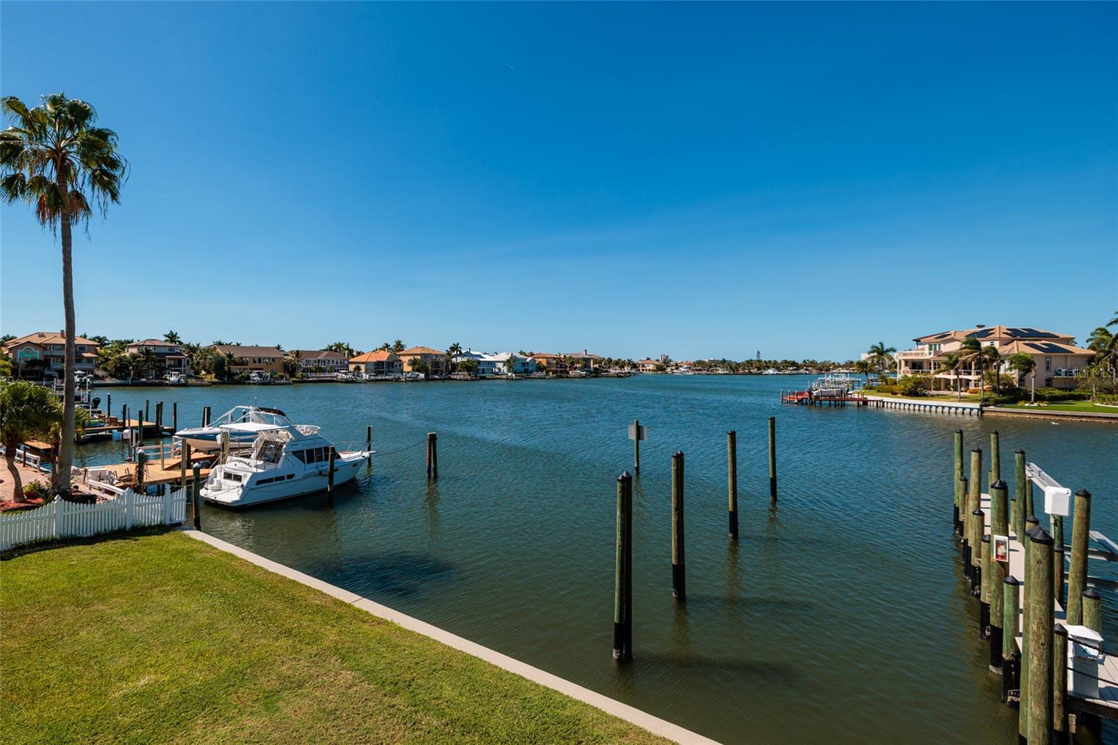 St Petersburg, Florida, 33707, United States, 4 Bedrooms Bedrooms, ,5 BathroomsBathrooms,Residential,Active,1985578