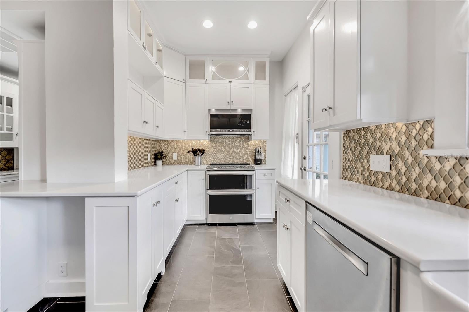 Tampa, Florida, 33606, United States, 4 Bedrooms Bedrooms, ,4 BathroomsBathrooms,Residential,Pending,1987252