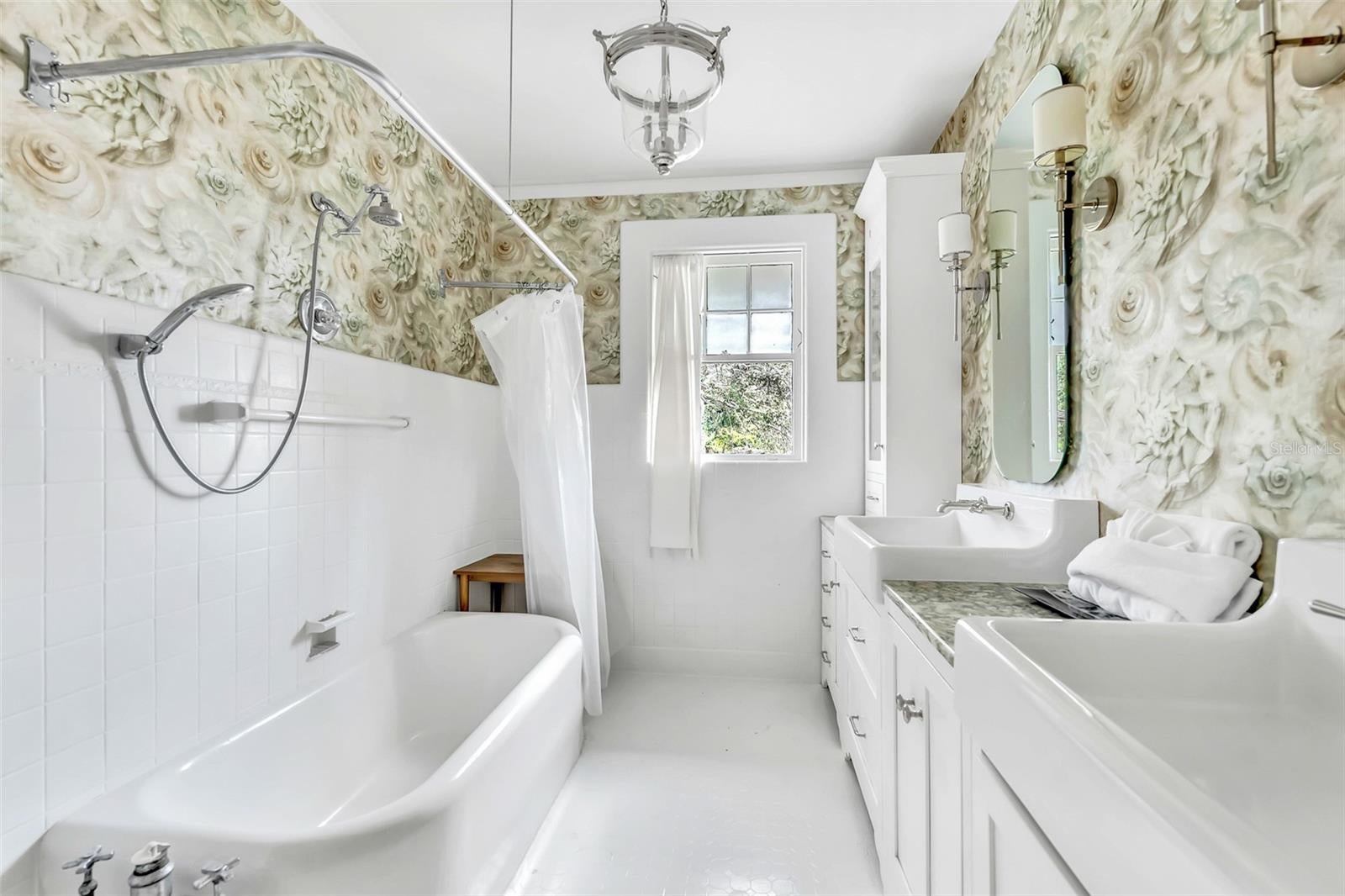 Tampa, Florida, 33606, United States, 4 Bedrooms Bedrooms, ,4 BathroomsBathrooms,Residential,Pending,1987252