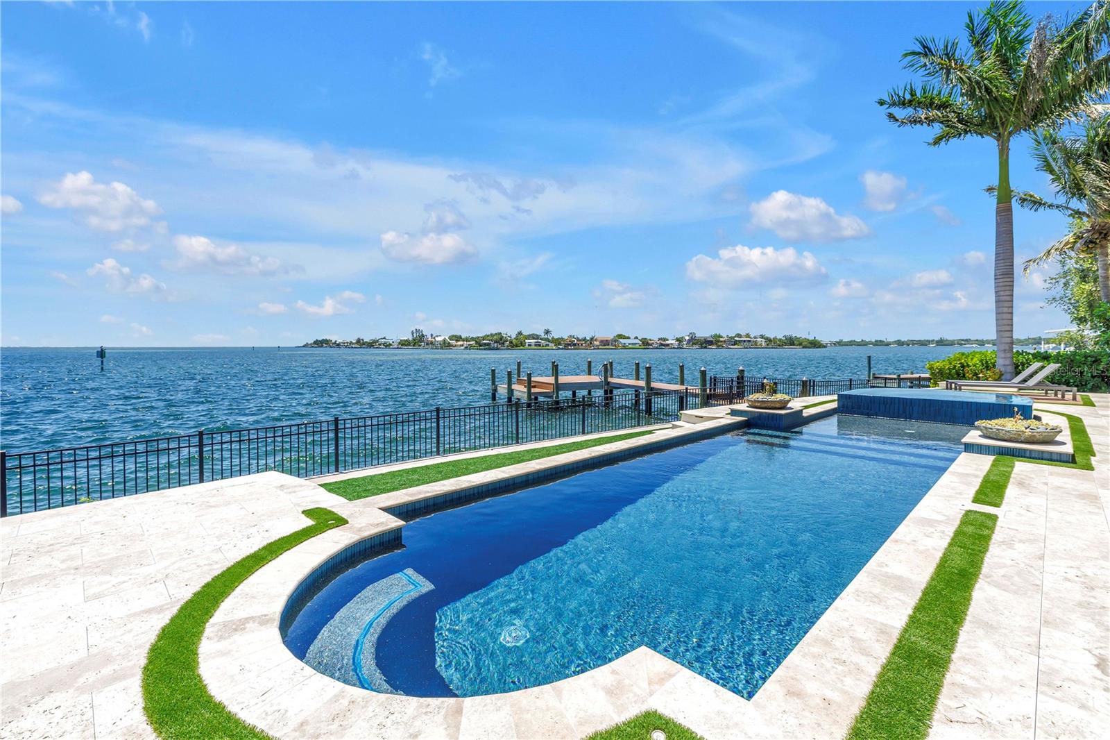 St Petersburg, Florida, 33705, United States, 5 Bedrooms Bedrooms, ,4 BathroomsBathrooms,Residential,Pending,2045504