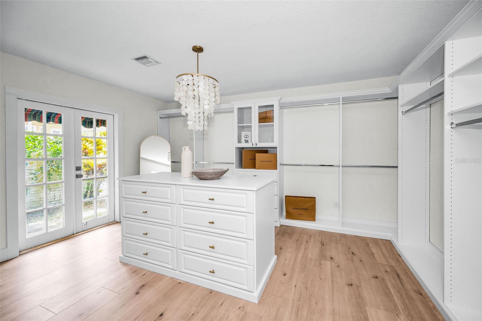 Tampa, Florida, 33609, United States, 4 Bedrooms Bedrooms, ,4 BathroomsBathrooms,Residential,Active,1880304