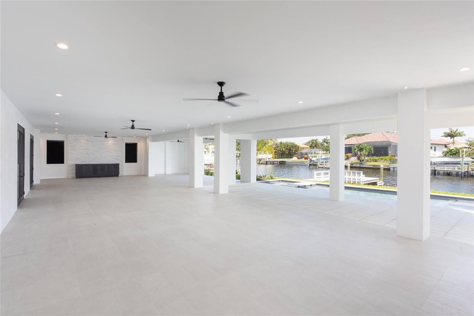 St Petersburg, Florida, 33703, United States, 5 Bedrooms Bedrooms, ,6 BathroomsBathrooms,Residential,Active,1703441