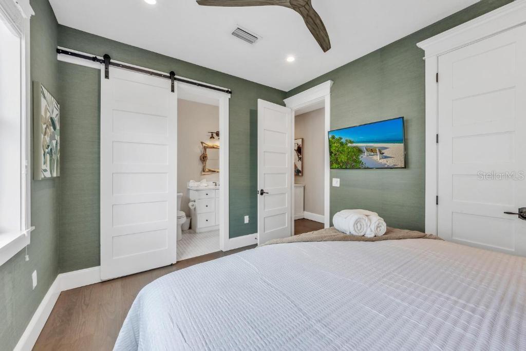 Bradenton Beach, Florida, 34217, United States, 5 Bedrooms Bedrooms, ,6 BathroomsBathrooms,Residential,Active,1908168