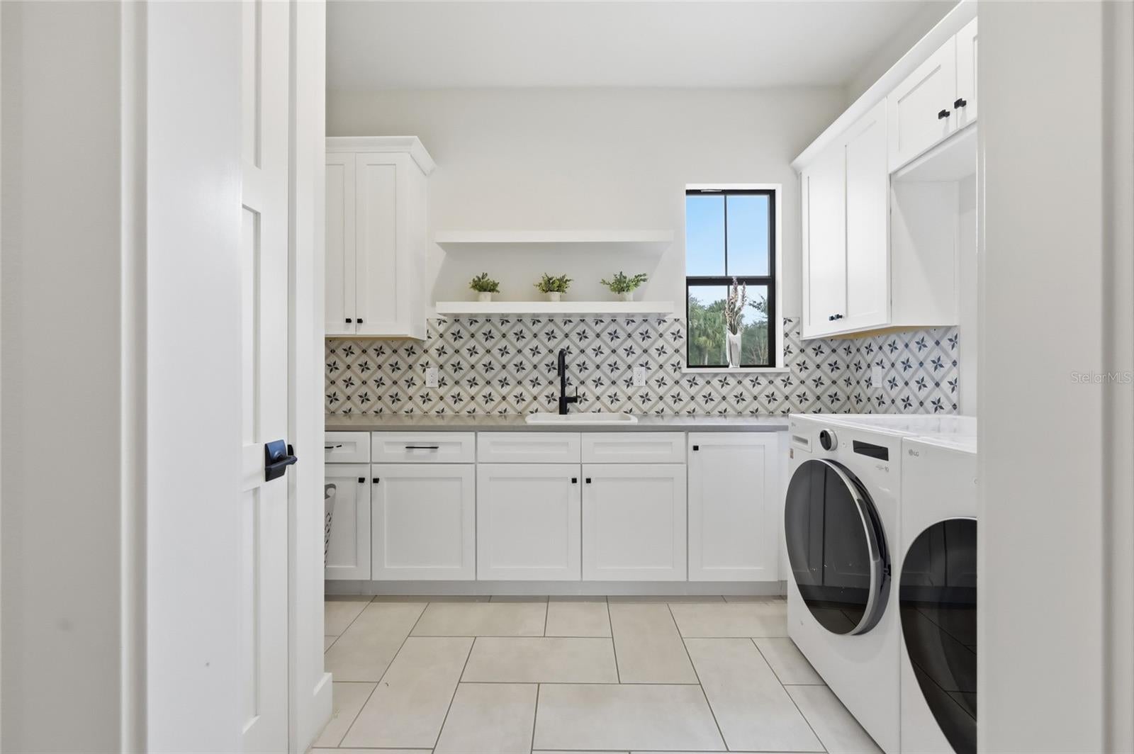 Winter Garden, Florida, 34787, United States, 5 Bedrooms Bedrooms, ,3 BathroomsBathrooms,Residential,Active,2009833