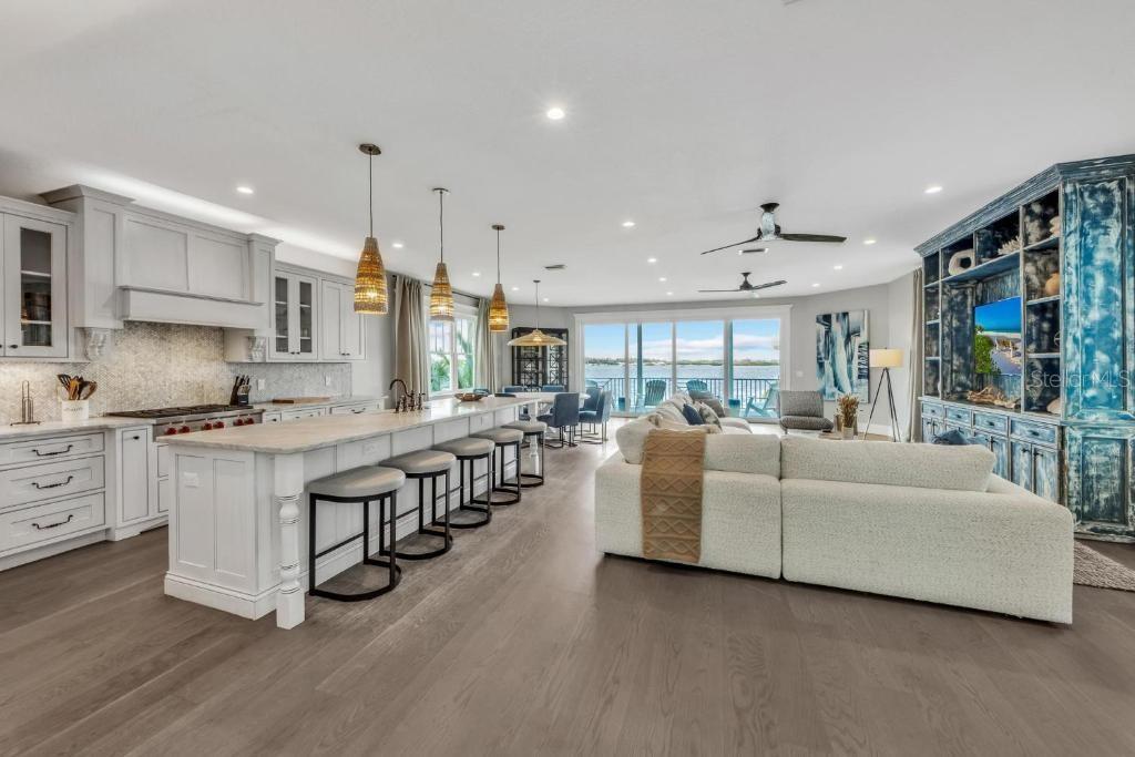 Bradenton Beach, Florida, 34217, United States, 5 Bedrooms Bedrooms, ,6 BathroomsBathrooms,Residential,Active,1908168