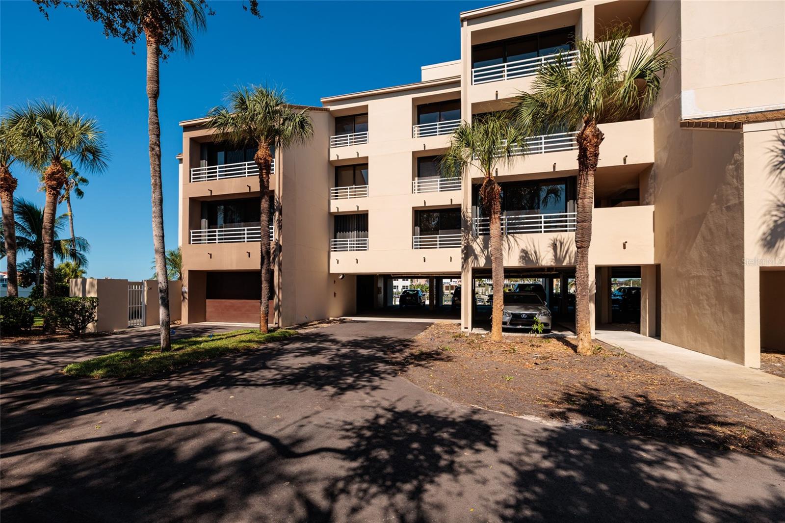 St Petersburg, Florida, 33707, United States, 4 Bedrooms Bedrooms, ,5 BathroomsBathrooms,Residential,Active,1985578