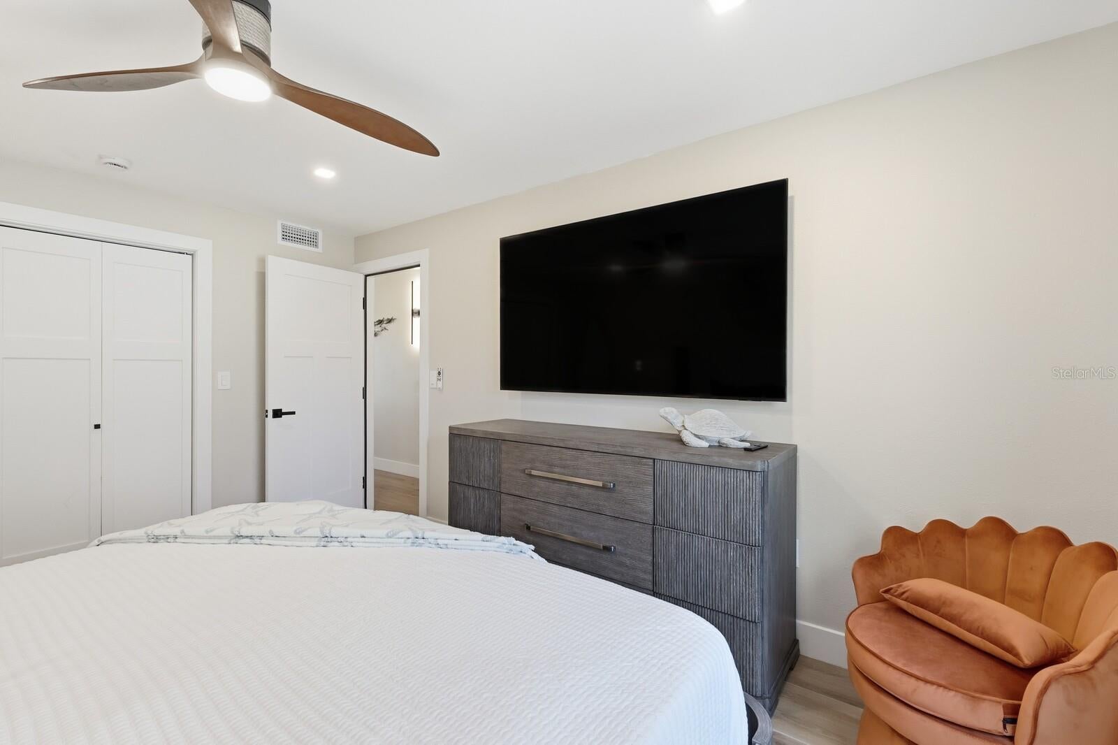 Holmes Beach, Florida, 34217, United States, 1 Bedroom Bedrooms, ,1 BathroomBathrooms,Residential,Active,1971768