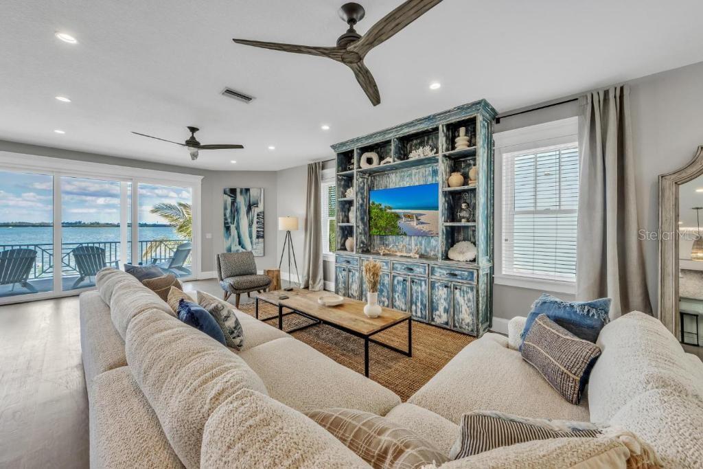 Bradenton Beach, Florida, 34217, United States, 5 Bedrooms Bedrooms, ,6 BathroomsBathrooms,Residential,Active,1908168