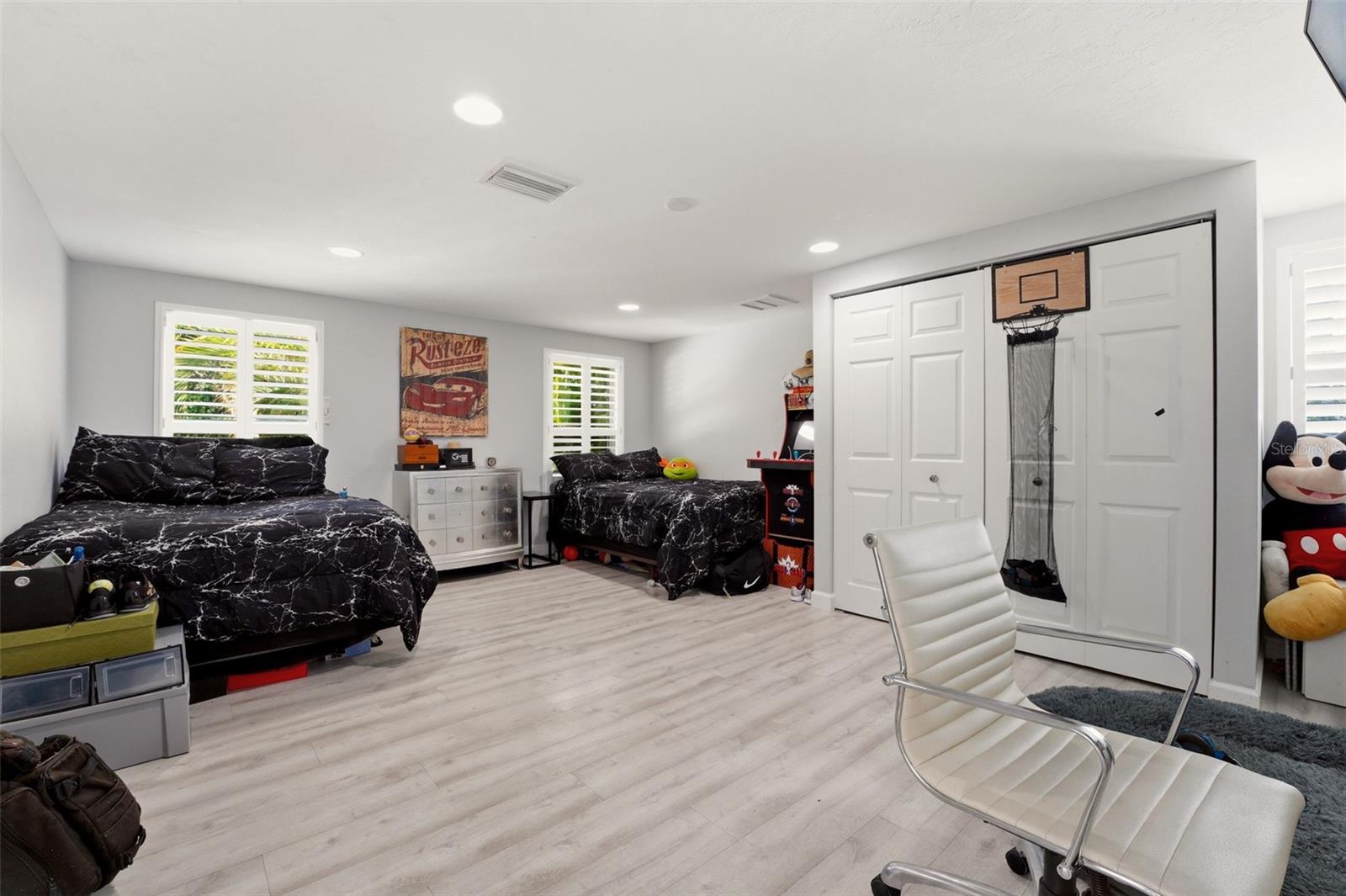 Sarasota, Florida, 34242, United States, 5 Bedrooms Bedrooms, ,4 BathroomsBathrooms,Residential,Active,2045533
