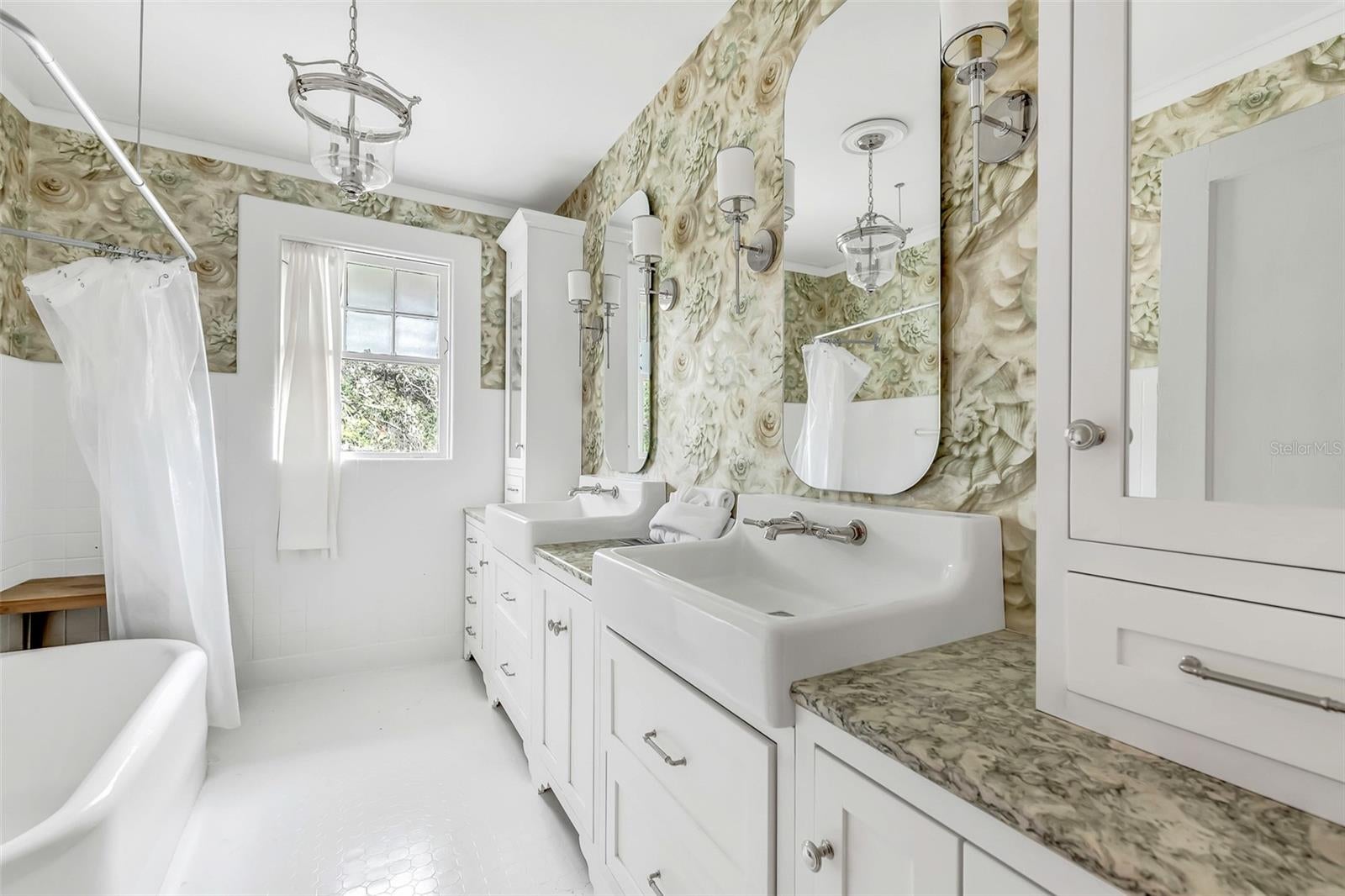 Tampa, Florida, 33606, United States, 4 Bedrooms Bedrooms, ,4 BathroomsBathrooms,Residential,Pending,1987252