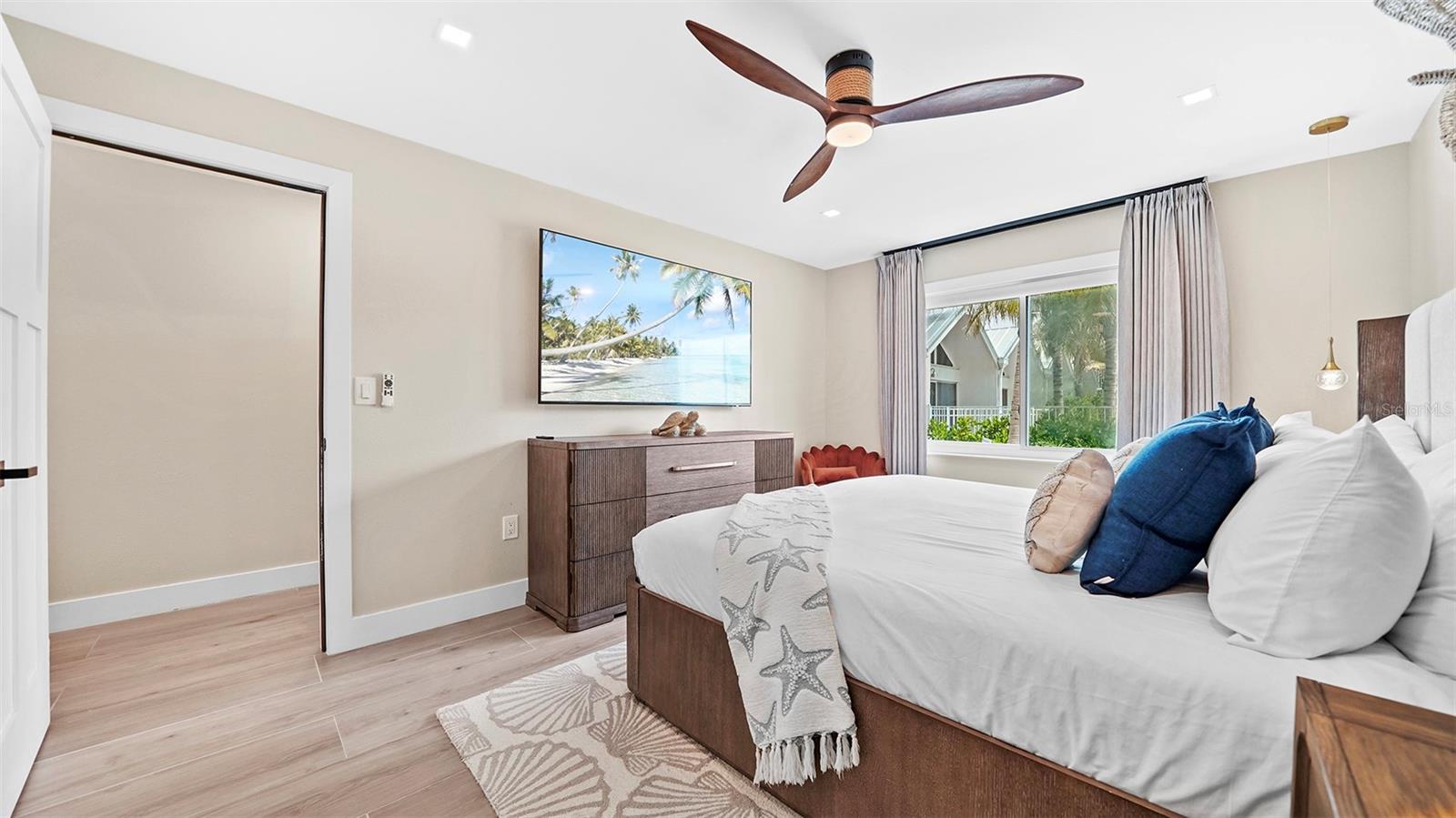 Holmes Beach, Florida, 34217, United States, 1 Bedroom Bedrooms, ,1 BathroomBathrooms,Residential,Active,1971768